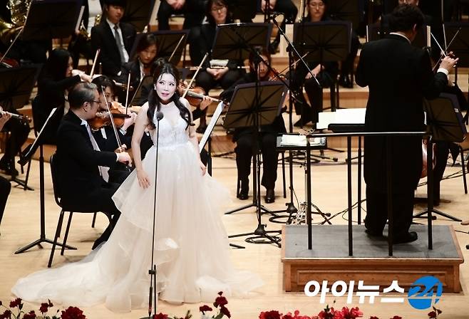 소프라노 김성혜가 '아이뉴스24 창간 20주년 기념음악회'에서 노래를 부르고 있다. [정소희 기자]