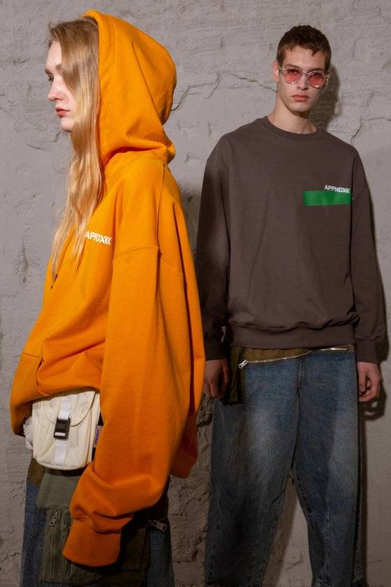 ‘APPNDXX x JWB’ 협업 브랜드의 후디와 스웨트 셔츠.