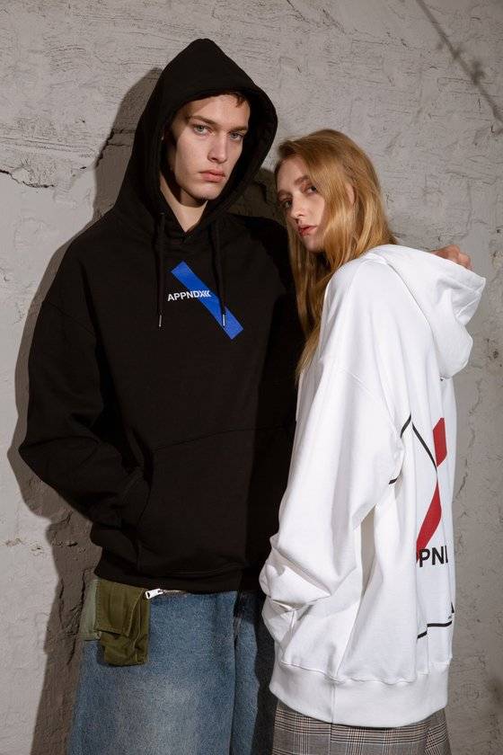 ‘APPNDXX x JWB’ 협업 브랜드의 후디.