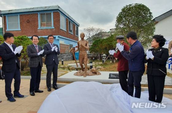 【목포=뉴시스】박상수 기자 = 13일 오후 전남 목포시 중앙동 근대역사2관 옆 소공원에서 김종식(왼쪽에서 두번째) 목포시장과 이용재(왼쪽에서 세번째) 전남도의회 의장 등이 참석한 가운데 '전남 일제강점기 강제징용 노동자상' 제막식이 열리고 있다. 2019.11.13.   parkss@newsis.com