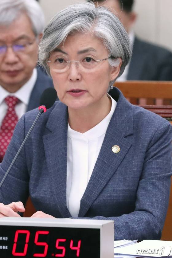 (서울=뉴스1) 임세영 기자 = 강경화 외교부 장관이 21일 오후 서울 여의도 국회에서 열린 외교통일위원회 전체회의에서 의원들의 질의에 답하고 있다. 2019.11.21/뉴스1   <저작권자 © 뉴스1코리아, 무단전재 및 재배포 금지>