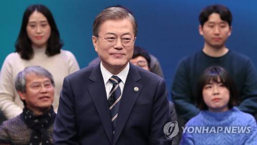 문재인 대통령이 11월 19일 오후 서울 상암동 MBC에서 열린 '국민이 묻는다, 2019 국민과의 대화'에서 패널의 질문을 듣고 있다. [연합뉴스 자료사진]