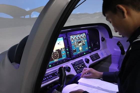 공사 생도가 기본훈련기 KT-100 시뮬레이터 비행에 앞서 조종법을 확인하고 있다. 박용한