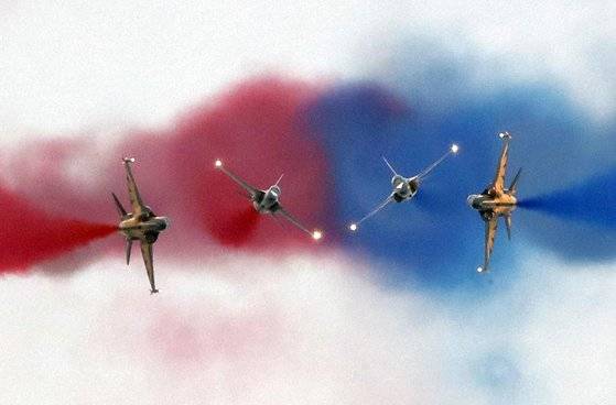 10일 부산 영도구 상공에서 공군 특수비행팀 블랙이글스가 한·아세안 정상회의 환영 에어쇼 화려한 에어쇼를 펼치고 있다. 특수비행팀 전용기는 T-50 훈련기를 기반으로 특별히 제작됐다. [사진 연합뉴스]