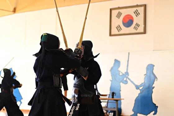 공사 생도 두 명이 검도 대련을 펼치고 있다. 박용한
