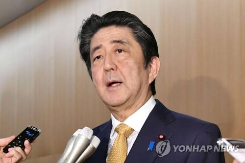 '지소미아 효력 유지' 언급하는 아베 일본 총리 (도쿄 AP=연합뉴스) 아베 신조 일본 총리가 22일 도쿄 공관에서 기자들을 상대로 한국의 지소미아 효력 유지 발표에 대해 언급하고 있다. jsmoon@yna.co.kr