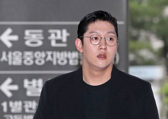 가수 구하라씨를 폭행하고 성관계 동영상을 유포하겠다고 협박한 혐의를 받고 있는 전 남자친구 최종범 씨가 지난 7월 법정에 출석하는 모습. [연합뉴스]