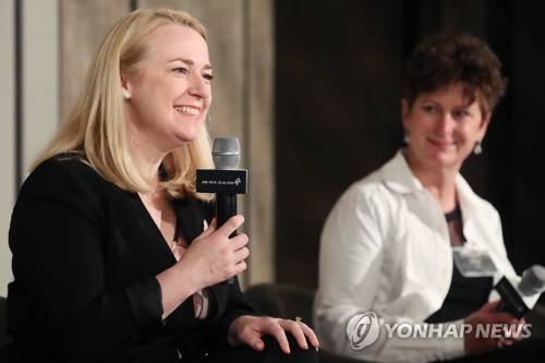 인사말하는 데임 테레즈 월시 회장 (서울=연합뉴스) 진연수 기자 = 데임 테레즈 월시 에어뉴질랜드 회장이 25일 서울 종로구 포시즌스 호텔에서 열린 에어뉴질랜드의 '대한민국 인천-뉴질랜드 오클랜드' 직항 노선 신규 취항 기념 기자간담회에서 인사말을 하고 있다. 2019.11.25 jin90@yna.co.kr