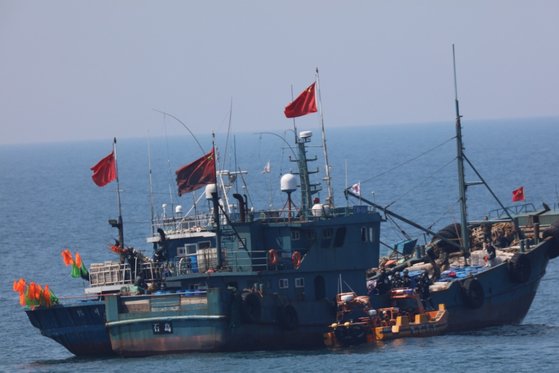 해마다 우리 해역에서의 불법조업이 늘어나고 있는 중국어선. [중앙포토]