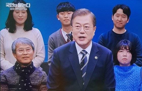 지난 19일 방송한 '국민과의 대화'. 문 대통령 왼쪽 아래가 '문팬' 회원이자 문팬 전국 총회 사회자인 김모씨다. [MBC 캡처]