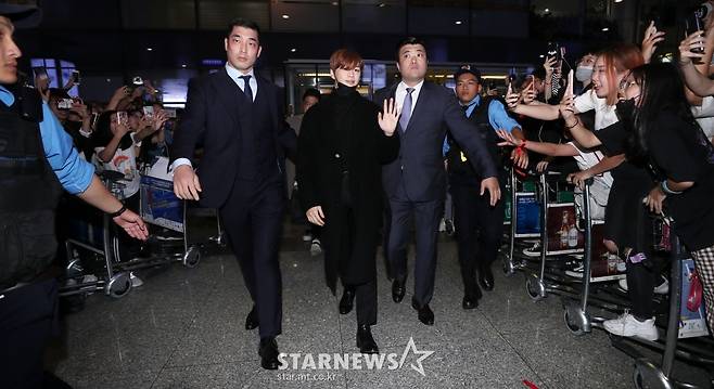 [★포토]강다니엘 '공항 마비시킨 입국길'