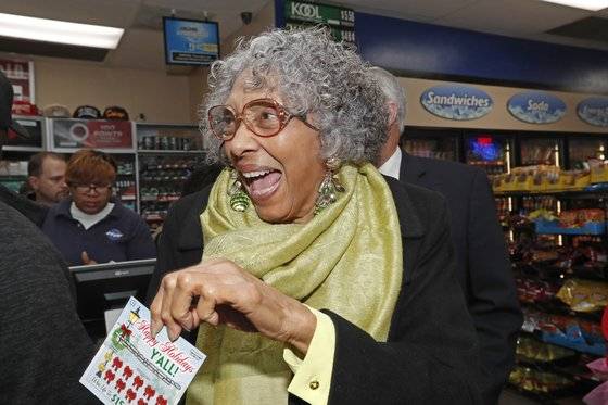 미시시피주의 이번 복권 판매는 알리스 클라크 민주당 하원의원의 오랜 노력으로 가능하게 됐다. 복권 판매 첫날 클라크 의원이 스크레치 복권을 구입한 뒤 들어보이고 있다. [AP=연합뉴스]