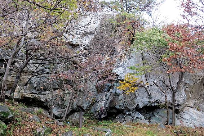 원효암 터 원효암元曉巖과 그 아래 석간수인 은술샘.