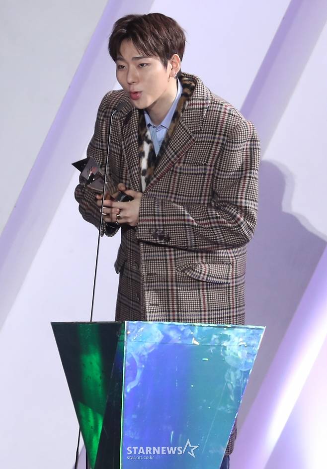 [★포토]지코 'AAA 베스트 프로듀서상 수상'