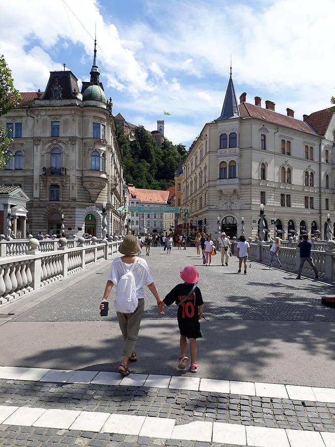 지난해 7월7일 슬로베니아 류블랴나 삼중교에서 김상오씨의 부인과 딸이 손을 잡고 걸어가고 있다. 사진 김상오 제공