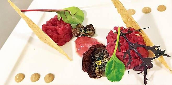 내가 인턴으로 일하던 레스토랑 손님들이 가장 많이 시켰던 ‘바투타 디 비텔로’. 우리말로 하면 송아지고기 육회다. 사진은 ICIF 강의 때 학교 셰프가 만든 요리다.