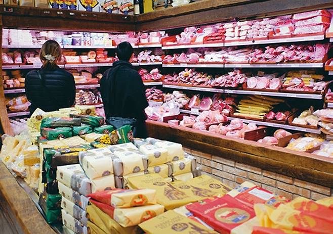 볼로냐의 한 정육점에서 손님들이 이탈리아 생햄인 살루미를 고르고 있다. 볼로냐가 주도인 북부 에밀리아로마냐는 프로슈토를 비롯한 살루미가 매우 발달했다.