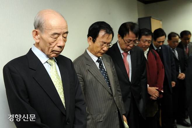 성대경위원장(사진왼쪽)과 관계자들이 친일반민족행위 진상규명위원회 해단식에 참석해 순국선열에 대한 묵념을 하고 있다. 2009년 11월27일. 김정근기자