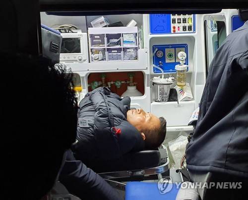 응급실 향하는 황교안 대표 (서울 =연합뉴스) 청와대 앞에서 8일째 단식하던 자유한국당 황교안 대표가 27일 밤 응급실로 이송되고 있다. 2019.11.27  [자유한국당 제공. 재판매 및 DB금지] jjaeck9@yna.co.kr