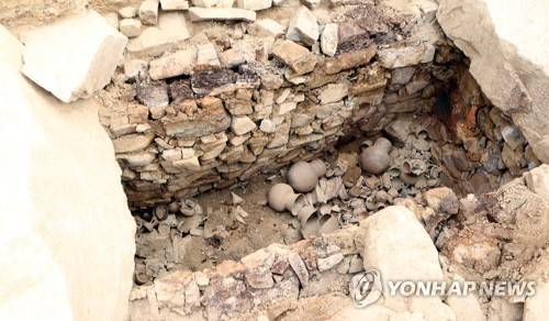 비화가야 지배자 무덤 (창녕=연합뉴스) 박정헌 기자 = 28일 오전 경남 창녕군 창녕읍 교동과 송현동 고분군에서 비화가야 지배자 무덤이 공개되고 있다. 2019.11.28 home1223@yna.co.kr