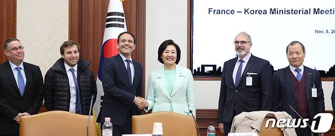 박영선 중소벤처기업부 장관(오른쪽 세번째)과 세드리크 오 프랑스 경제재정부 디지털 담당 국무장관이 지난 5일 오후 서울 종로구 정부서울청사에서 면담에 앞서 참석자들과 기념촬영을 하고 있다. (중소벤처기업부 제공) 2019.11.5/뉴스1