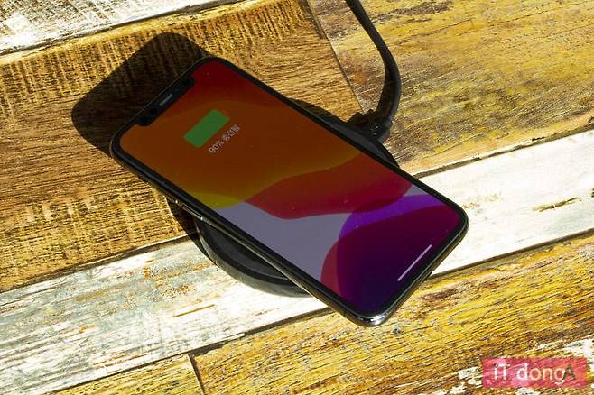 벨킨 부스트↑업 무선 충전 패드 10W를 활용해 아이폰 11 프로를 무선으로 충전하고 있다.