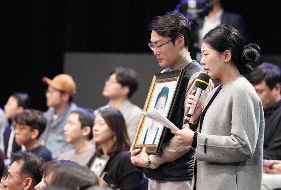 대통령에게 질문하는 고(故) 김민식 군의 부모 [연합뉴스]