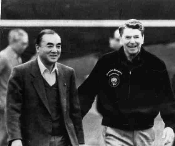 1986년 미국을 방문한 나카소네 일본 총리가 캠프　데이비드 별장에서 레이건　대통령의 안내를 받고 있다. [중앙포토]