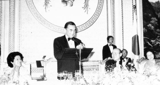 나카소네 총리가 1983년 1월 방한때 만찬석상에서 연설을 하고 있다. [중앙포토]