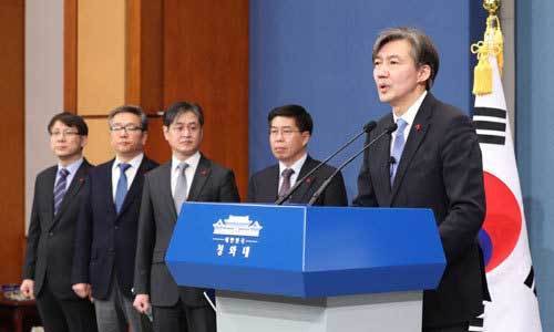 조국 전 법무부 장관이 청와대 민정수석으로 재직하던 당시 유재수 전 부산 경제부시장에 대한 감찰무마 의혹, 김기현 전 울산시장에 대한 ‘청와대 하명수사’ 의혹이 불거지며 검찰 수사가 여권 전반으로 확대되고 있다. 사진은 조 전 장관이 민정수석이던 지난 2018년 1월 청와대 춘추관에서 권력기관 구조개혁안을 발표하고 있는 모습. 왼쪽부터 김형연 법무비서관, 김종호 공직기강비서관, 박형철 반부패비서관, 백원우 민정비서관, 조 전 장관. 세계일보 자료사진