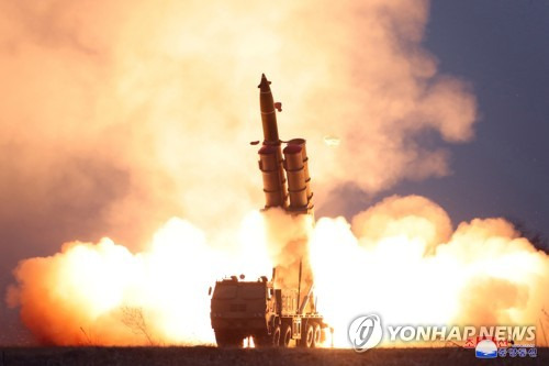 김정은, 초대형 방사포 시험사격 참관　 (평양 조선중앙통신=연합뉴스) 북한 김정은 국무위원장이 국방과학원에서 진행한 초대형 방사포 시험사격을 참관했다고 29일 조선중앙통신이 보도했다. 2019.11.29       [국내에서만 사용가능. 재배포 금지. For Use Only in the Republic of Korea. No Redistribution] photo@yna.co.kr