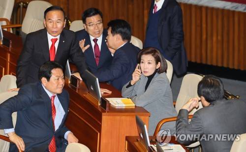 한국당, 필리버스터 신청 (서울=연합뉴스) 진성철 기자 = 자유한국당이 '유치원 3법'을 비롯해 국회 본회의에 상정되는 안건 약 200건에 대해 '무제한 토론'(필리버스터)을 신청한 29일, 국회 본회의장에 나경원 원내대표, 정용기 정책위의장, 정양석 원내수석부대표, 김무성 의원 등이 모여 있다.  2019.11.29 zjin@yna.co.kr