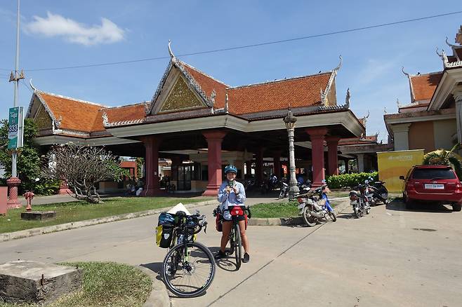 2018년 캄보디아와 태국 국경을 자전거 여행하며. [사진 두두부부]