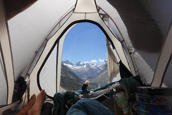 시에라구간에서 텐트 밖을 바라보며 찍은 사진. 하늘씨가 설맹으로 고생하며 며칠 간 텐트에 누워 있기만 한 때였다. [사진 두두부부]