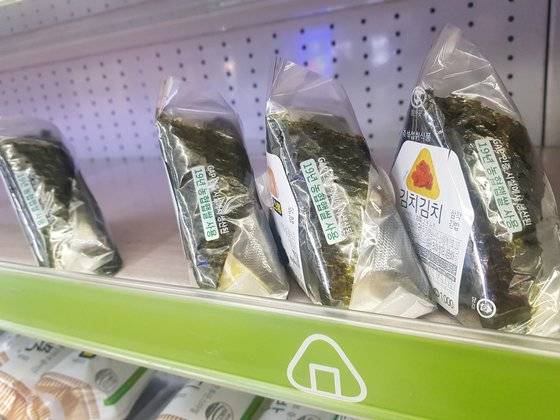 800원~1500원대로 끼니를 해결할 수 있는 삼각김밥. 김지아 기자