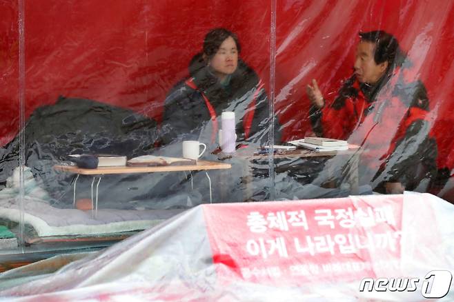 황교안 자유한국당 대표가 단식농성 중 쓰러지자 동조 단식을 시작한 신보라 한국당 의원이 1일 오전 서울 청와대 분수대 인근 농성장을 찾은 같은 당 김성태 의원과 대화를 나누고 있다. 2019.12.1/뉴스1 © News1 민경석 기자