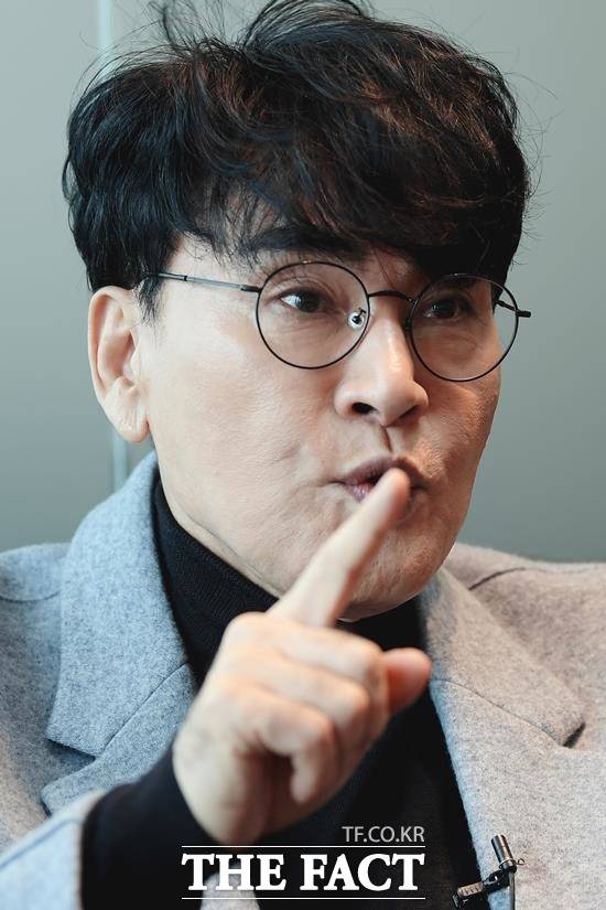 가수 조항조는 록 발라드 리듬을 가미한 애절하고 사연 깊은 서정적 노래를 많이 불러 트로트계에서도 색깔 있는 가수로 각인돼 있다. /이선화 기자