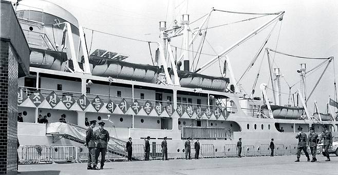 1971년 5월 재일교포를 태우고 북한으로 갈 선박이 일본 니가타항에 정박해 있는 모습. 북·일 양측은 1959년부터 1984년까지 9만3000여명의 재일교포를 북송했다. /조선일보DB
