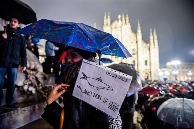 [내가 정어리다] 이탈리아 북부 밀라노의 두오모 광장에서 1일(현지시간) 반 극우 포퓰리즘 풀뿌리 시민운동 단체 '정어리' 시위가 열려 다양한 정어리 모양 피켓으로 꾸민 시민들이 이탈리아 극우 정당 동맹을 이끄는 마테오 살비니 마테오 살비니 반대 시위를 하고 있다. 정어리 시위는 지난 14일 볼로냐에 살고 있는 시민 4명이 페이스북을 통해 반극우 시민운동을 제안하면서 시작되었으며 수백만 마리가 떼를 지어 이동하는 정어리떼처럼 개개인의 힘을 미약하나 함께 하면 변화의 바람을 일으킬 수 있다는 의지가 담겨 있다. EPA 연합뉴스