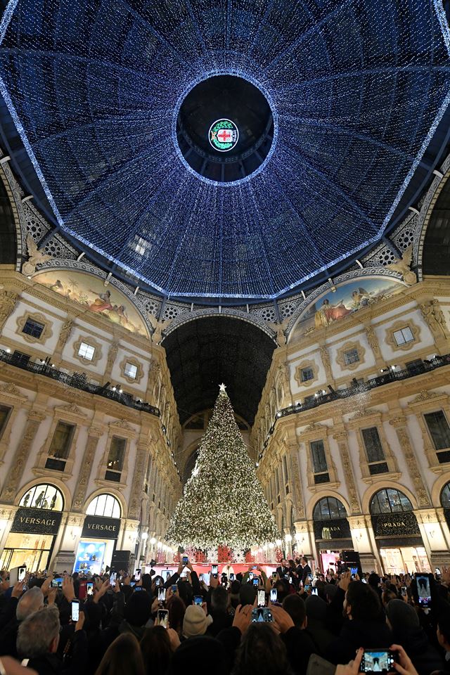 이탈리아 밀라노의 비토리오 에마누엘레 2세 갤러리아에서 1일(현지시간)  스와로브스키 크리스마스 트리와 크리스마스 장식 점등식이 열리고 있다. 로이터 연합뉴스