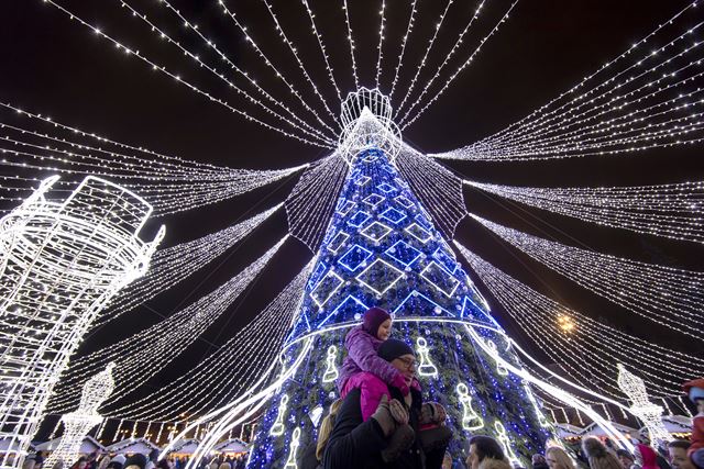 리투아니아의 수도 빌뉴스의 성당광장에서 1일(현지시간) 시민들이 화려한 크리스마스 트리 앞을 지나가고 있다. AP 연합뉴스