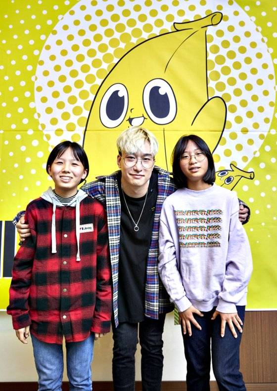 (왼쪽부터)홍예린 학생기자, 와나나 작가, 은다민 학생기자가 카메라를 향해 포즈를 취했다.