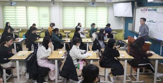 2020학년도 수능일인 지난달 14일 오전 서울 영등포구 여의도 여의도여고 시험장에서 수험생들이 시험 준비를 하고 있다. [뉴스1]