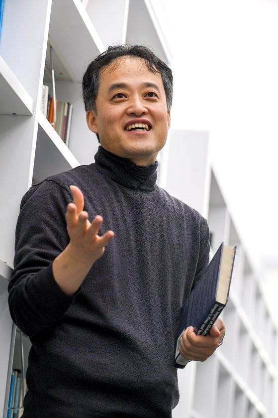 김정희 현대자동차그룹 에어랩 실장(상무)이 지난달 20일 처음으로 언론 인터뷰에 응했다. 그는 '"애플처럼 하드웨어와 소프트웨어 모두 경쟁력을 갖는 게 현대차그룹 인공지능(AI) 연구의 목표"라고 말했다. [사진 현대자동차그룹]