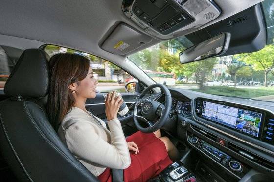 머신러닝 기반 스마트 크루즈컨트롤이 적용된 현대차 차량. 운전 패턴을 학습해 앞차와의 거리나 속도를 운전자가 편안하게 느낄 수 있도록 조절한다. [사진 현대자동차그룹]