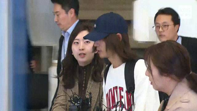 정준영이 2019년 3월 12일 오후 6시쯤 인천국제공항에 도착해 기자들의 질문을 피해 공항을 빠져나가고 있다.