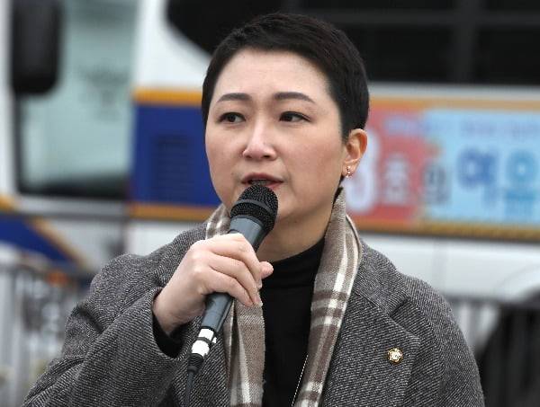 3일 오전 서울 종로구 청와대 분수대 앞에서 열린 '국기문란 선거 개입 문재인 규탄 및 진상규명 촉구 기자회견'에서 이언주 미래를 향한 전진 4.0 창당준비위원장이 발언하고 있다/사진=연합뉴스