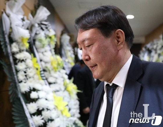 (서울=뉴스1) 신웅수 기자 = 윤석열 검찰총장이 2일 오후서울 서초구 서울성모병원 장례식장에 마련된 A수사관의 조문을 마친후 빈소를 나서고 있다.   백원우 전 민정비서관 휘하의 특별감찰반에서 근무한 A수사관은 지난 1일 서울 서초구 서초동의 한 사무실에서 윤석열 검찰총장에게 자신의 가족을 배려해 줄 것을 호소하는 유서를 남기고 스스로 목숨을 끊었다. 2019.12.2/뉴스1   <저작권자 © 뉴스1코리아, 무단전재 및 재배포 금지>