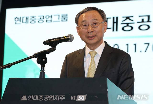 【서울=뉴시스】 지난달 7일 황창규 KT 회장이 서울 동대문 노보텔 엠배서더 호텔에서 열린 'KT-현대중공업 5G 기반 사업협력 성과 발표회'에 참석해 발표하고 있다. (사진=KT 제공). 2019.11.07. photo@newsis.com