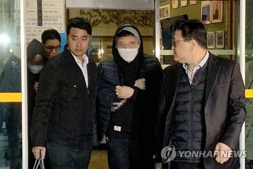 프듀X 조작 논란 김용범·안준영 (서울=연합뉴스) 김예나 기자 = 지난달 14일 오전 서울 종로경찰서에서 시청자 투표 조작 혐의를 받는 엠넷(Mnet)의 아이돌 오디션 프로그램 '프로듀스 엑스(X) 101' 김용범 CP(총괄 프로듀서)와 안준영PD가 검찰에 송치되고 있다. yes@yna.co.kr